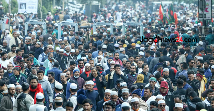 খালেদা জিয়াকে বিদায় জানাতে জানাজাস্থলে মানুষের ঢল