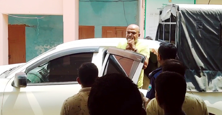 কথা রাখেননি মাসুদ, আবারও কাটছিলেন বিলের মাটি