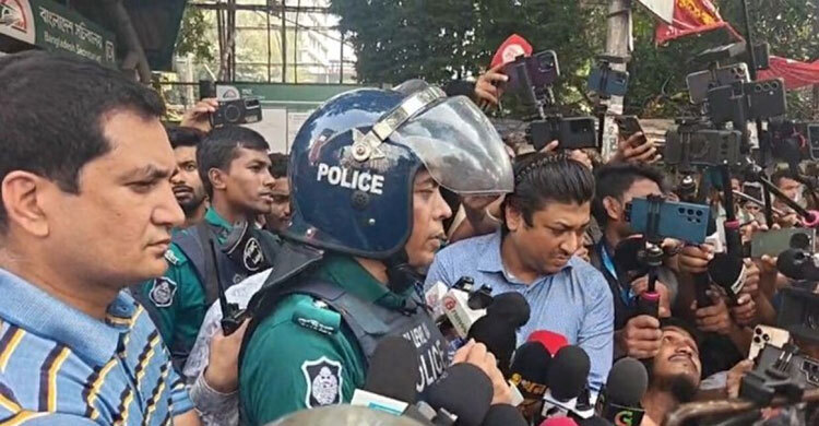 শিক্ষকদের ‌ভয় দেখিয়ে সরিয়ে দিয়েছি, ঢিল ছোড়ায় আটক ৫