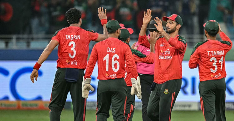 লঙ্কানদের চেপে ধরেছেন তাসকিন-মেহেদী