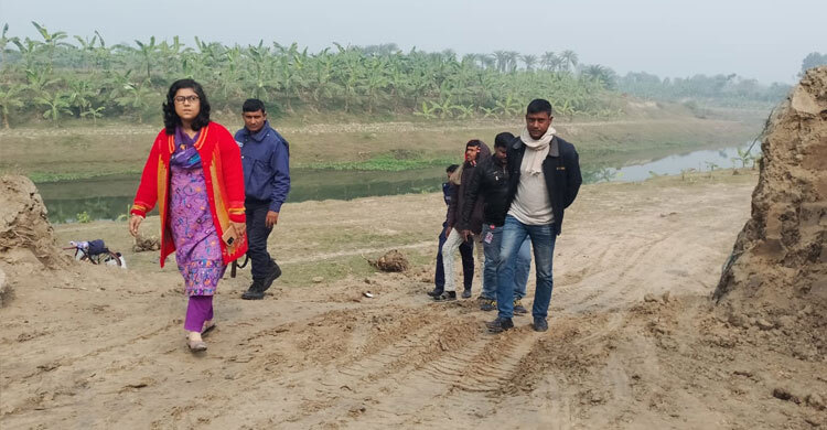 চুয়াডাঙ্গায় মাটি বিক্রির অপরাধে দুজনকে লাখ টাকা জরিমানা