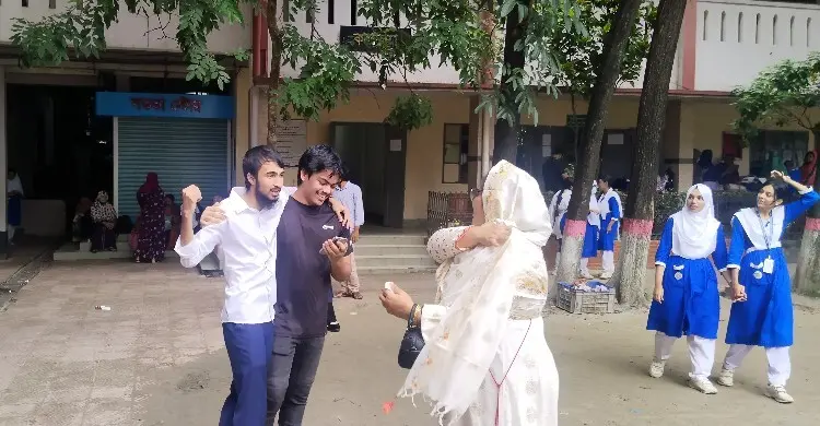 গোল্ডেন জিপিএ পেয়ে মা-বাবাকে সঙ্গে নিয়ে স্কুলে শিক্ষার্থীরা