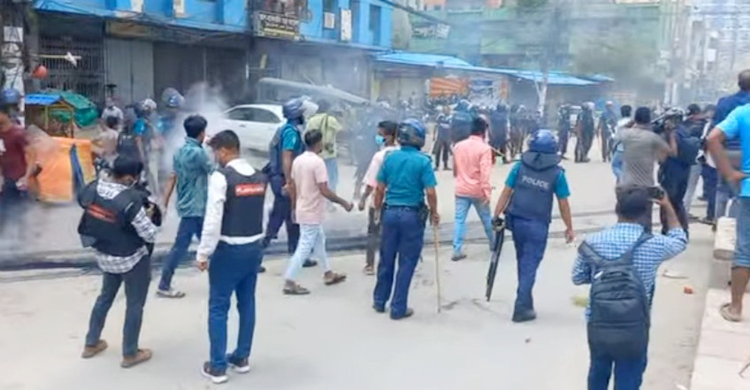 মাওলানা রইস হত্যার বিচার দাবিতে সড়ক অবরোধ, টিয়ারসেল নিক্ষেপ