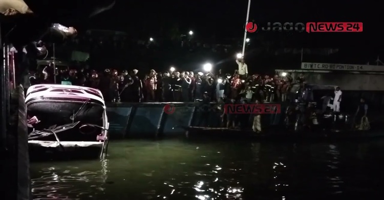 ভেঙে গেছে পদ্মায় ডুবে যাওয়া বাসটির সামনের অংশ