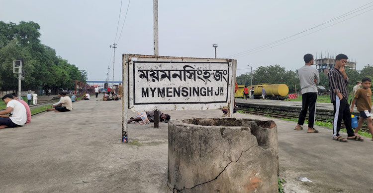 ট্রেনের ছাদ থেকে পড়ে যুবকের মৃত্যু, আহত ২