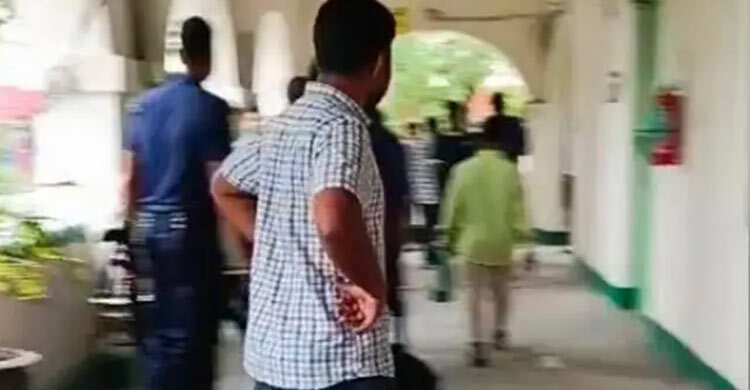ডিসি অফিসে বিএনপির দুই নেতার মারামারি