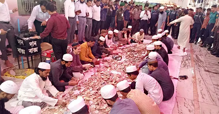 ৭০০ বছরের রেকর্ড ভঙ্গ, প্রকাশ্যে শাহজালাল মাজারের দানের টাকা গণনা চলছে