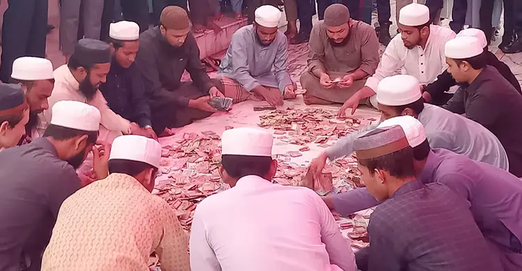 ৭০০ বছরের রেকর্ড ভঙ্গ, প্রকাশ্যে শাহজালাল মাজারের দানের টাকা গণনা চলছে