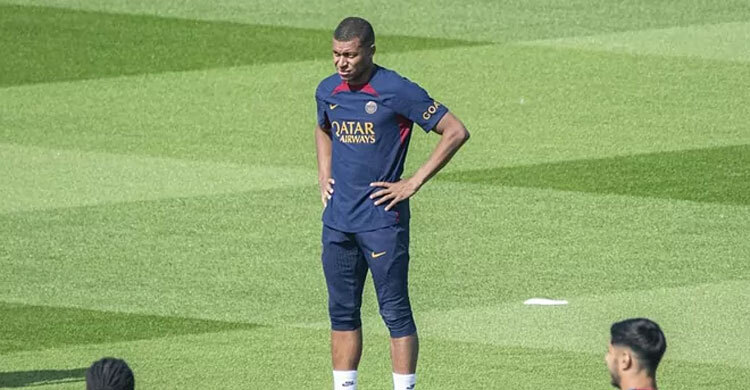 এমবাপেকে কেনার গুঞ্জন প্রত্যাখ্যান করলো বার্সা