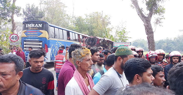 মাদারীপুরে দুই বাসের মুখোমুখি সংঘর্ষে নিহত ২