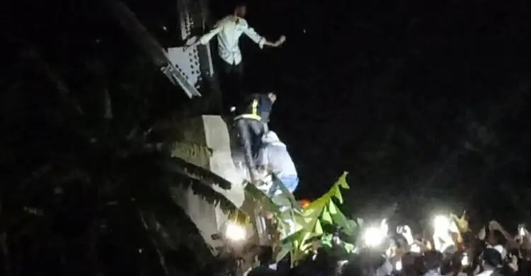 প্রেমিকাকে ফিরে পেতে ৪৬০ ফুট উঁচু টাওয়ারে উঠে লাফিয়ে পড়ার হুমকি