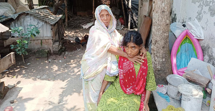 প্রতিবন্ধী মেয়ের যত্নে ক্লান্তিহীন বৃদ্ধা মা