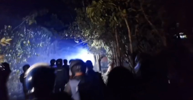 মাদারীপুরে টর্চলাইট জ্বেলে দুই পক্ষের সংঘর্ষ, হাতবোমা বিস্ফোরণ