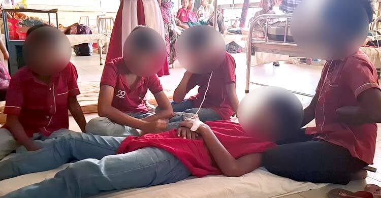 স্কুলমাঠে দুই ছাত্রকে হাতুড়িপেটা