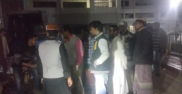 অ্যাম্বুলেন্সের ধাক্কায় সড়কে ছিটকে পড়লেন গরু ব্যবসায়ী, চাপা দিলো বাস