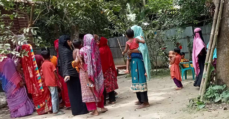 ঋণ দেওয়ার প্রলোভনে গ্রামবাসীর ১৫ লক্ষাধিক টাকা নিয়ে লাপাত্তা