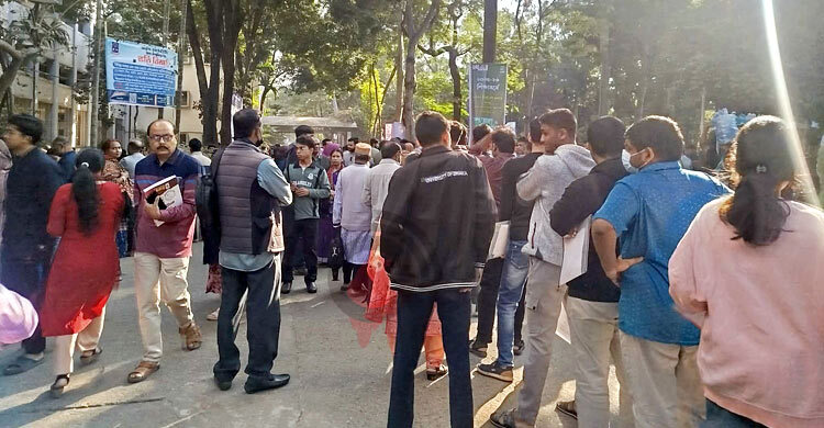 মেডিকেল ভর্তি পরীক্ষা: কেন্দ্রে আসছেন পরীক্ষার্থীরা