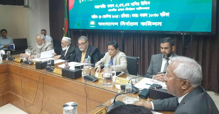 কল রেকর্ড ফাঁসের ভয়ে টেলিফোন ধরি না: সিইসি