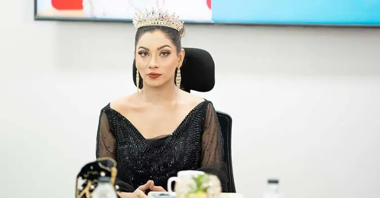 মুকুট মাথায় প্রচারণায় মেঘনা, জানুন রহস্য