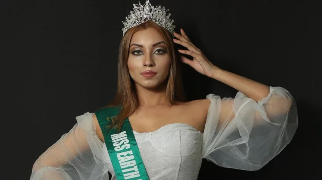 মুকুট মাথায় প্রচারণায় মেঘনা, জানুন রহস্য