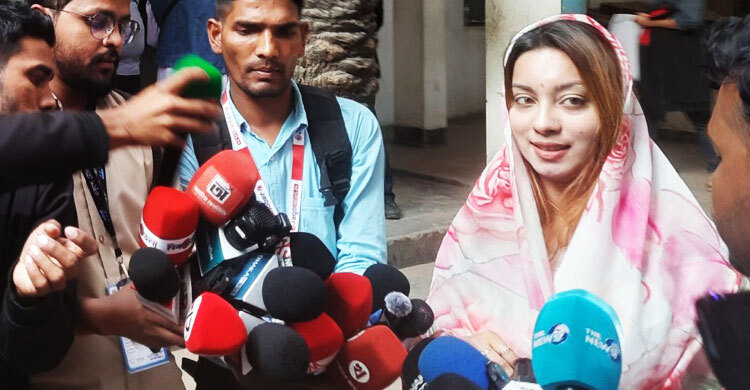 জয়-পরাজয় নয়, গানম্যান না পেয়ে ক্ষুব্ধ মেঘনা আলম