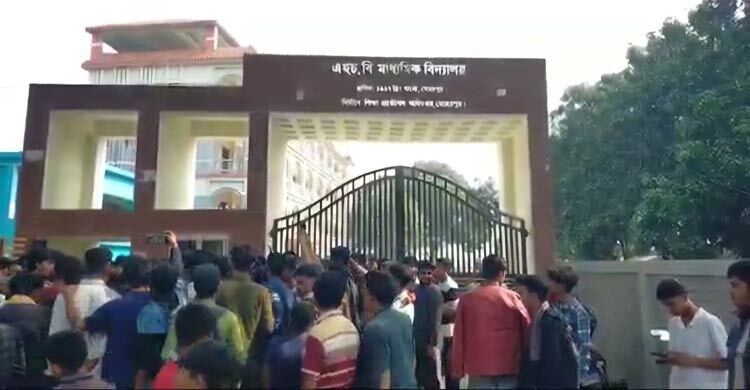 মেহেরপুরে প্রধান শিক্ষকের বহিষ্কারের দাবিতে শিক্ষার্থীদের বিক্ষোভ