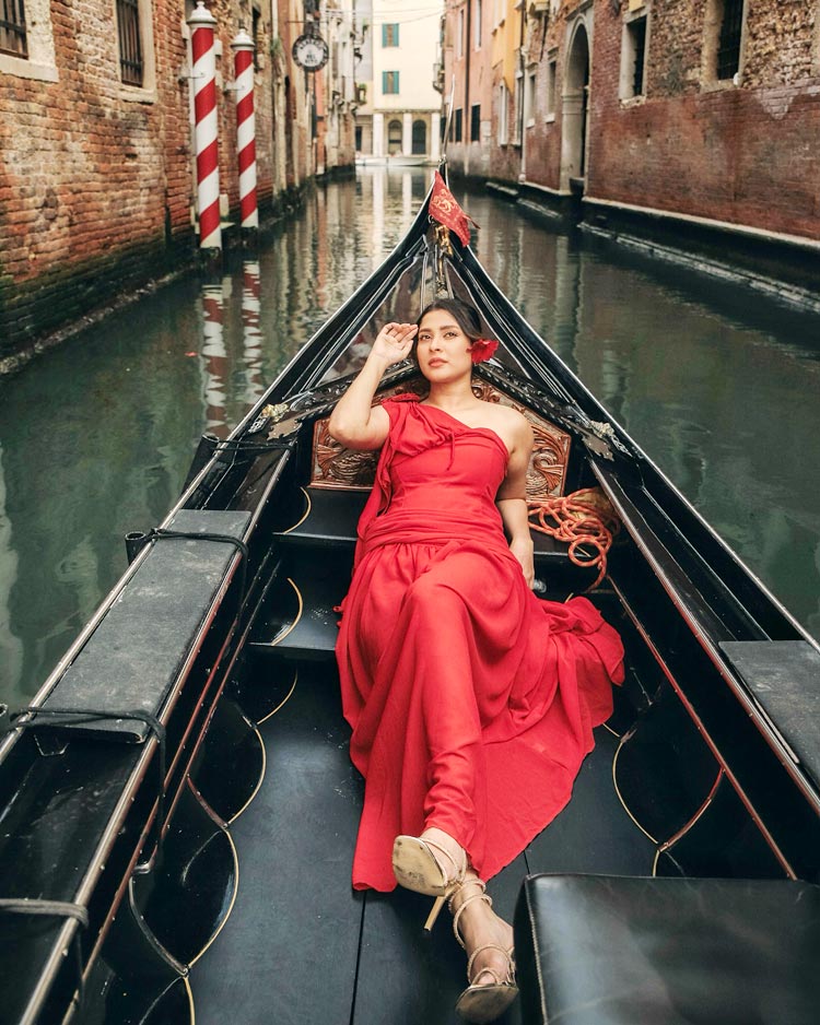 হালকা সাজে ভারী ছাপ, মেহজাবীনের ভেনিস ভ্রমণ লুক