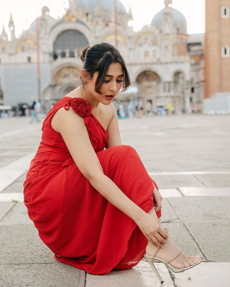 হালকা সাজে ভারী ছাপ, মেহজাবীনের ভেনিস ভ্রমণ লুক