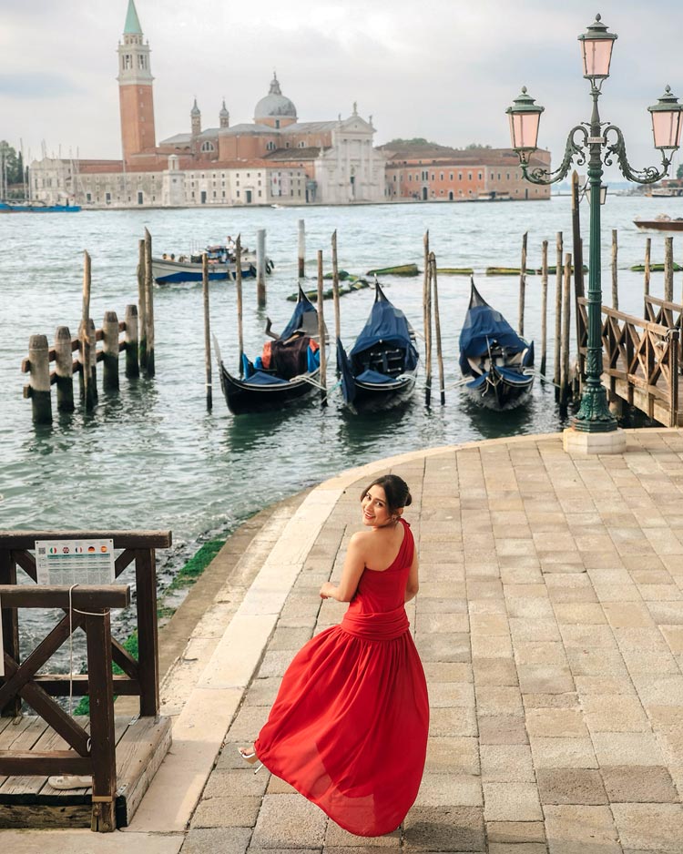 হালকা সাজে ভারী ছাপ, মেহজাবীনের ভেনিস ভ্রমণ লুক