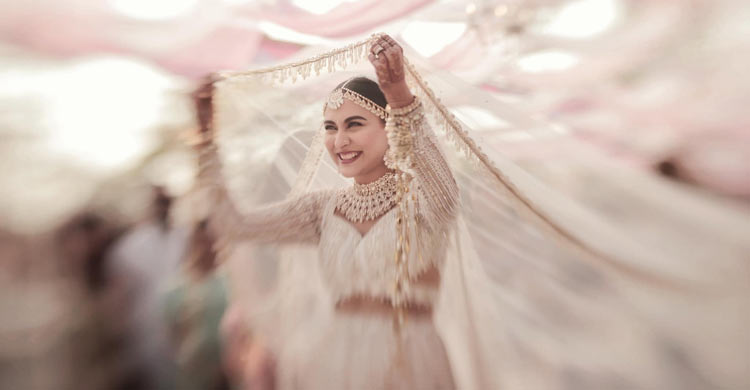 ঘোমটার আড়াল থেকে হাসলেন মেহজাবীন