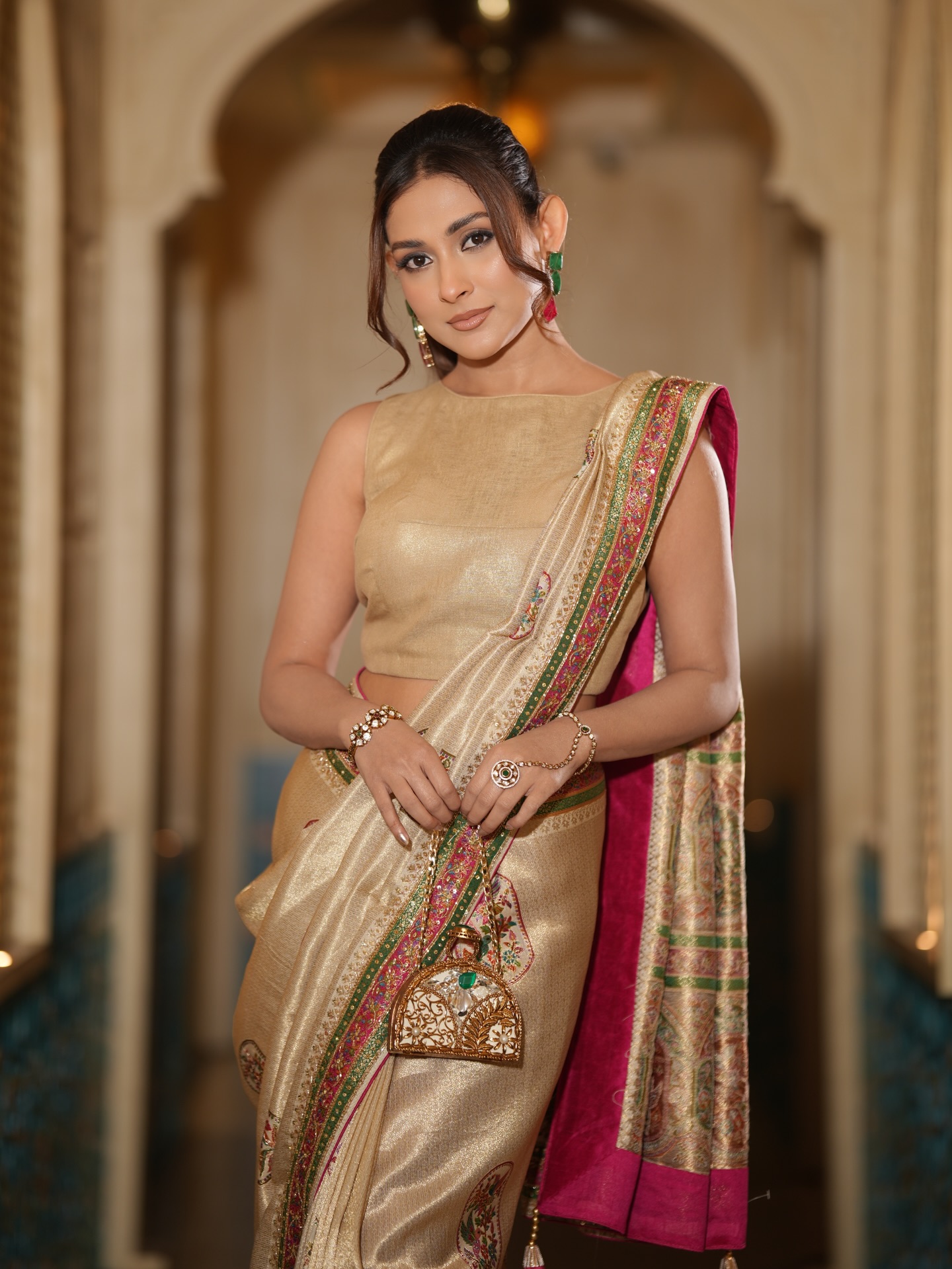 মেহজাবীনের সাজে আভিজাত্যের ছোঁয়া