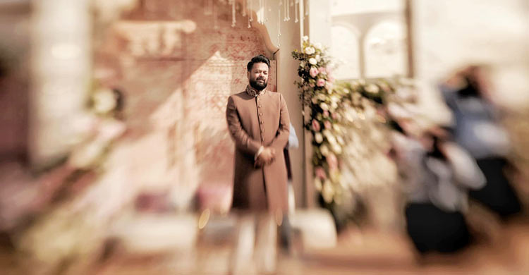 ঘোমটার আড়াল থেকে হাসলেন মেহজাবীন