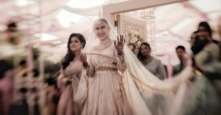 ঘোমটার আড়াল থেকে হাসলেন মেহজাবীন