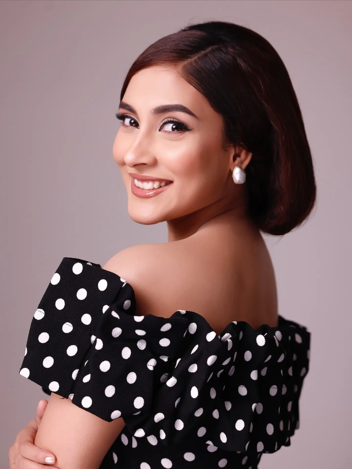 পোলকা ডটের কালো পোশাকে অনবদ্য মেহজাবীন