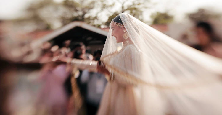 ঘোমটার আড়াল থেকে হাসলেন মেহজাবীন