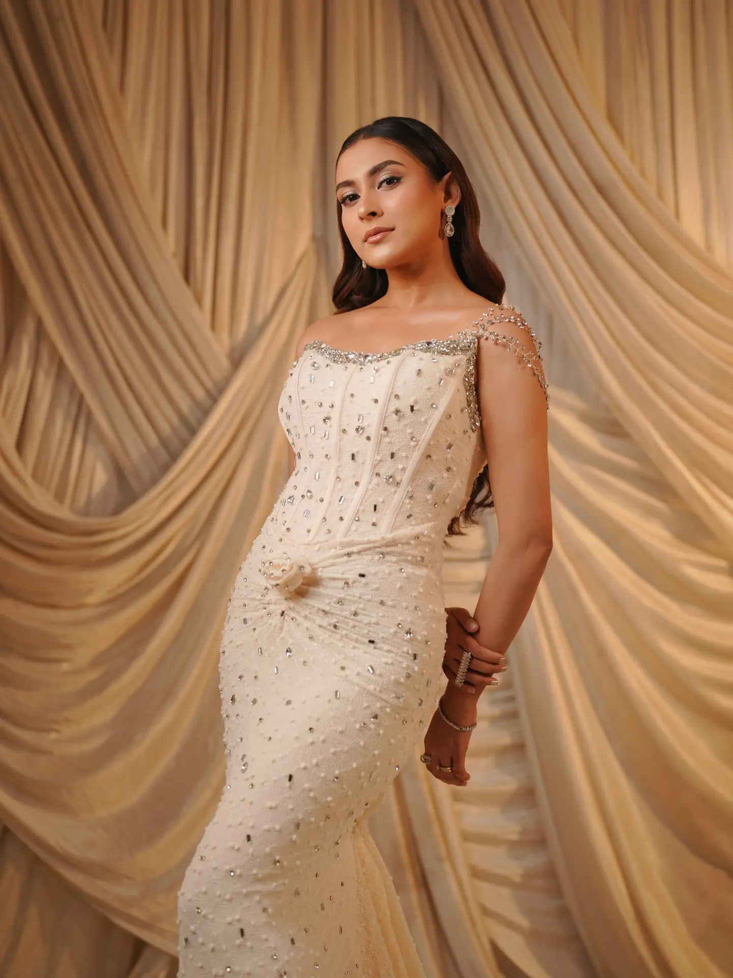 ক্রিম রঙা ককটেল ড্রেসে মেহজাবীনের আবেদন