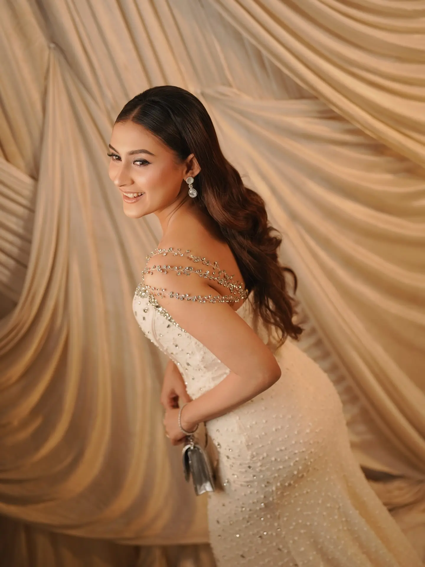 ক্রিম রঙা ককটেল ড্রেসে মেহজাবীনের আবেদন