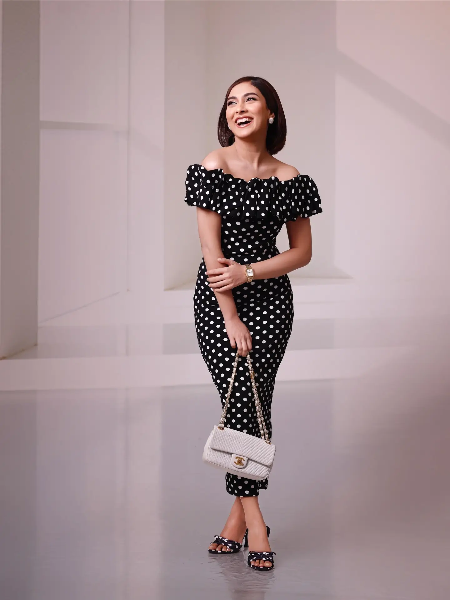 পোলকা ডটের কালো পোশাকে অনবদ্য মেহজাবীন