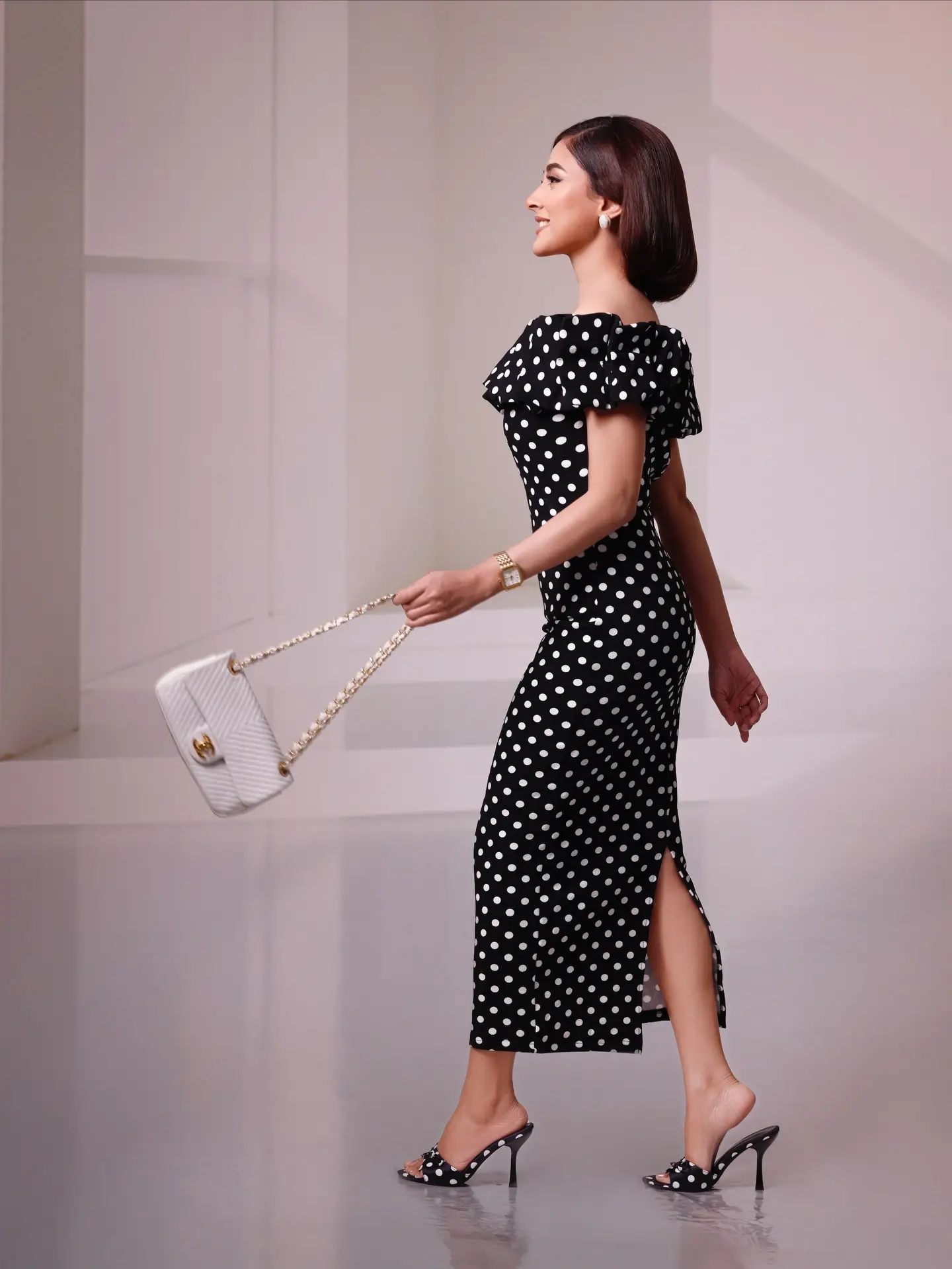 পোলকা ডটের কালো পোশাকে অনবদ্য মেহজাবীন