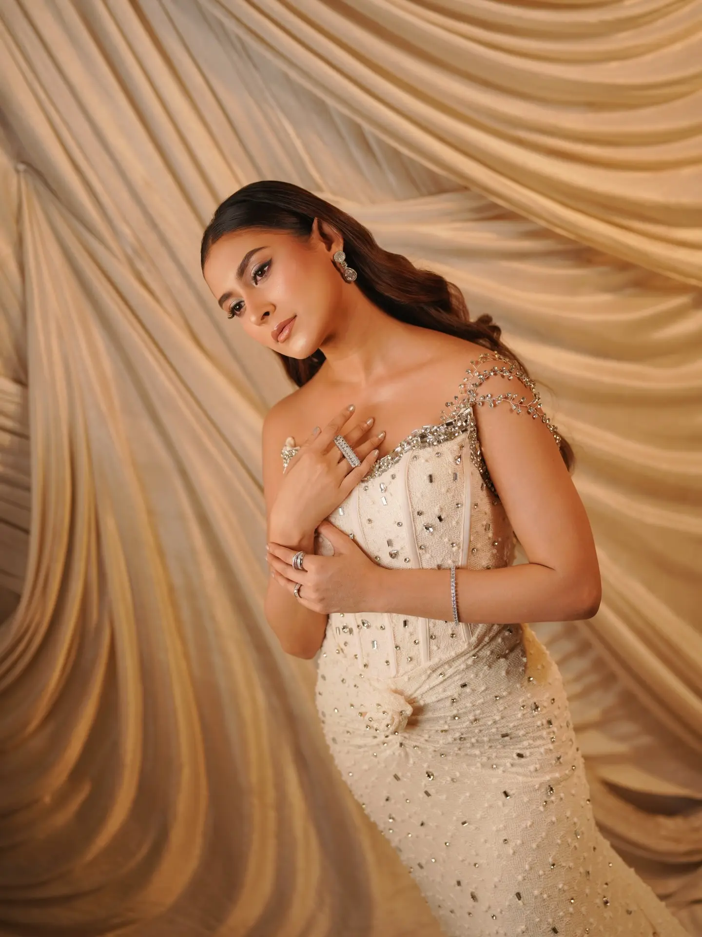 ক্রিম রঙা ককটেল ড্রেসে মেহজাবীনের আবেদন