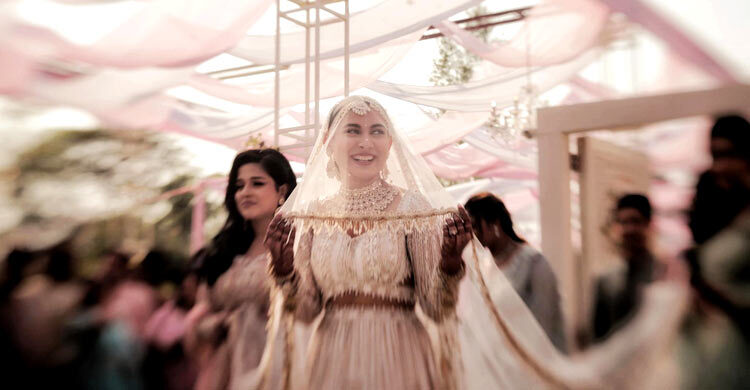 ঘোমটার আড়াল থেকে হাসলেন মেহজাবীন