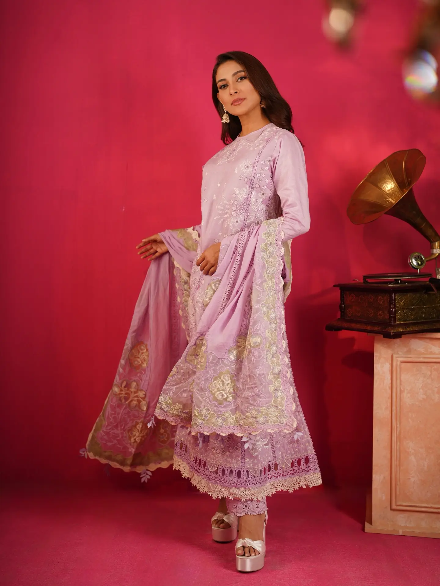 লাইলাক আভায় মেহজাবীনের স্নিগ্ধ নান্দনিকতা