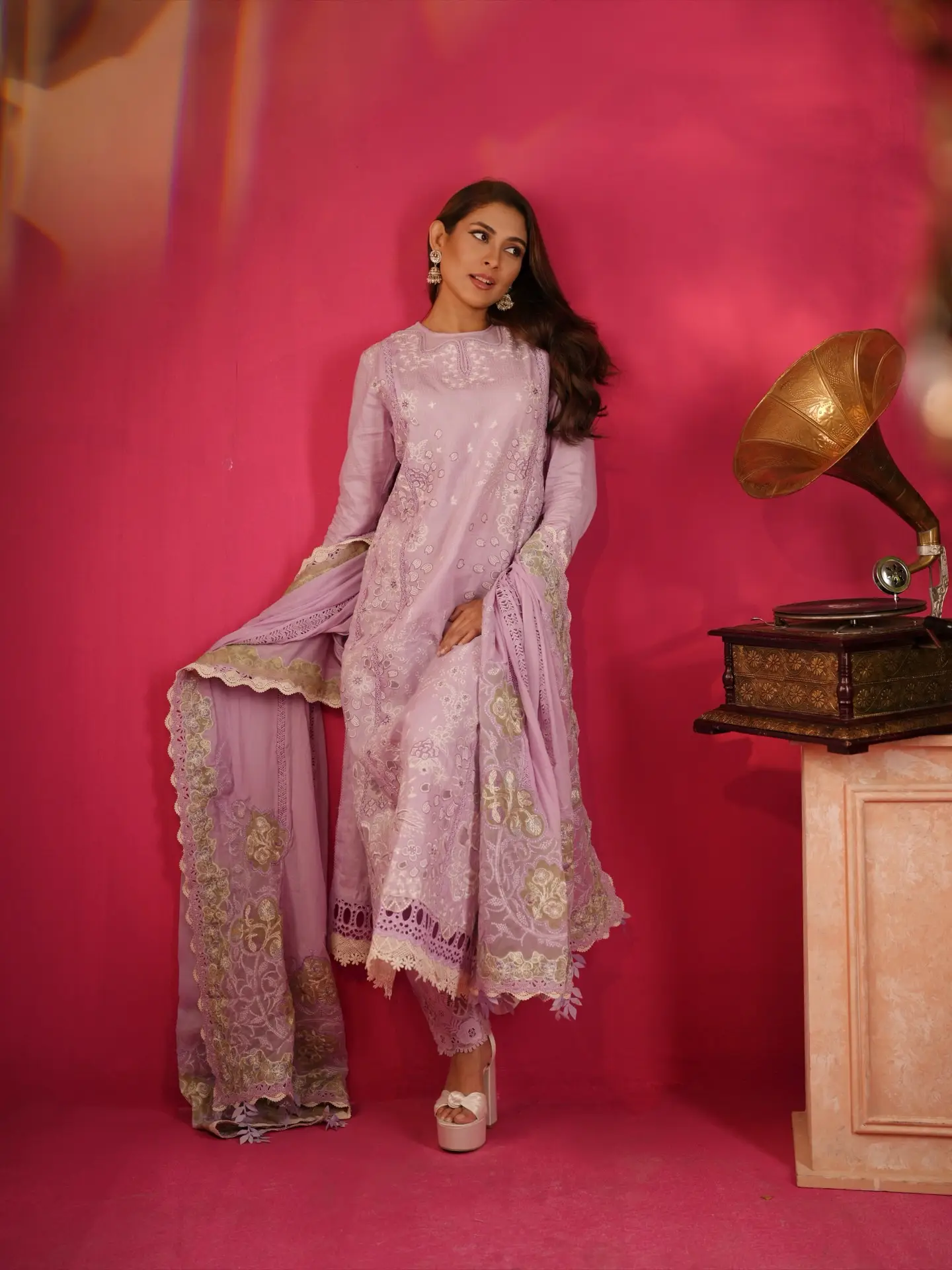 লাইলাক আভায় মেহজাবীনের স্নিগ্ধ নান্দনিকতা