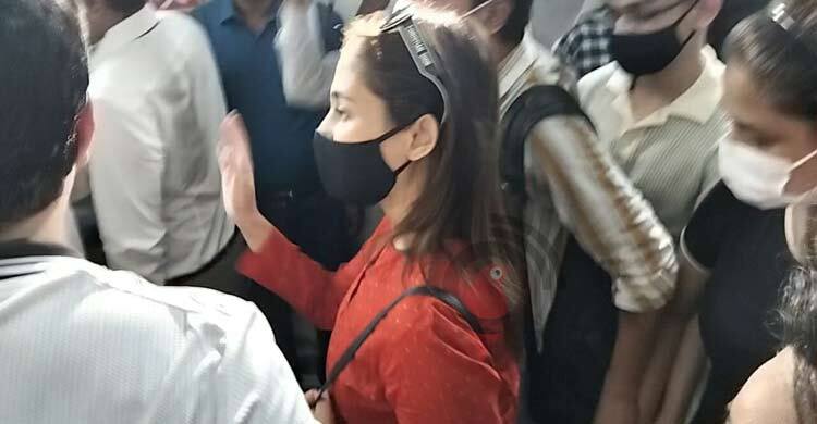 আত্মসমর্পণ করতে আদালতে অভিনেত্রী মেহজাবীন