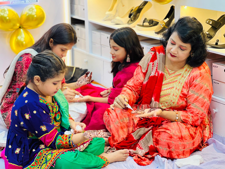 ঈদুল আজহা উপলক্ষে ঢাকাবাসীর মেহেদি উৎসব
