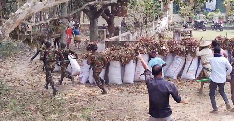 পলাতক ইউপি চেয়ারম্যানের চেয়ার দখল নিয়ে বিএনপির দু’পক্ষের সংঘর্ষ
