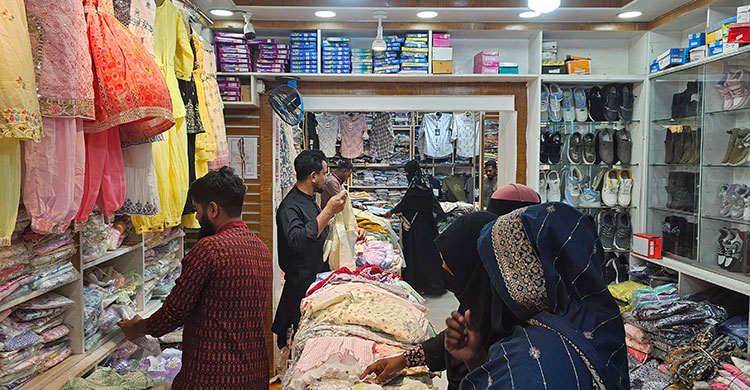 মেহেরপুরে কেনাকাটার ধুম, নতুন অর্ডার বন্ধ দর্জিবাড়িতে