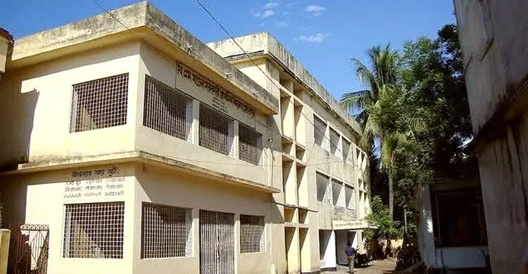 বিকেলে ছুটির পর সন্ধ্যায় তালাবদ্ধ স্কুলের বাথরুম থেকে উদ্ধার হলো শিশু