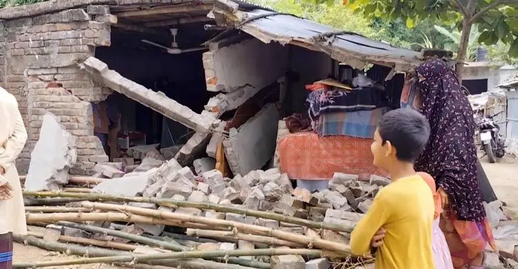 নিয়ন্ত্রণ হারিয়ে ঘরে ঢুকে পড়লো মাইক্রোবাস, ঘুমন্ত বাড়ির মালিক আহত