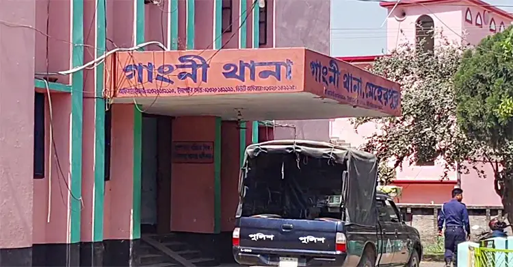 মাদক কারবারিকে ছেড়ে দিয়ে স্ত্রীকে গ্রেফতার করলো পুলিশ